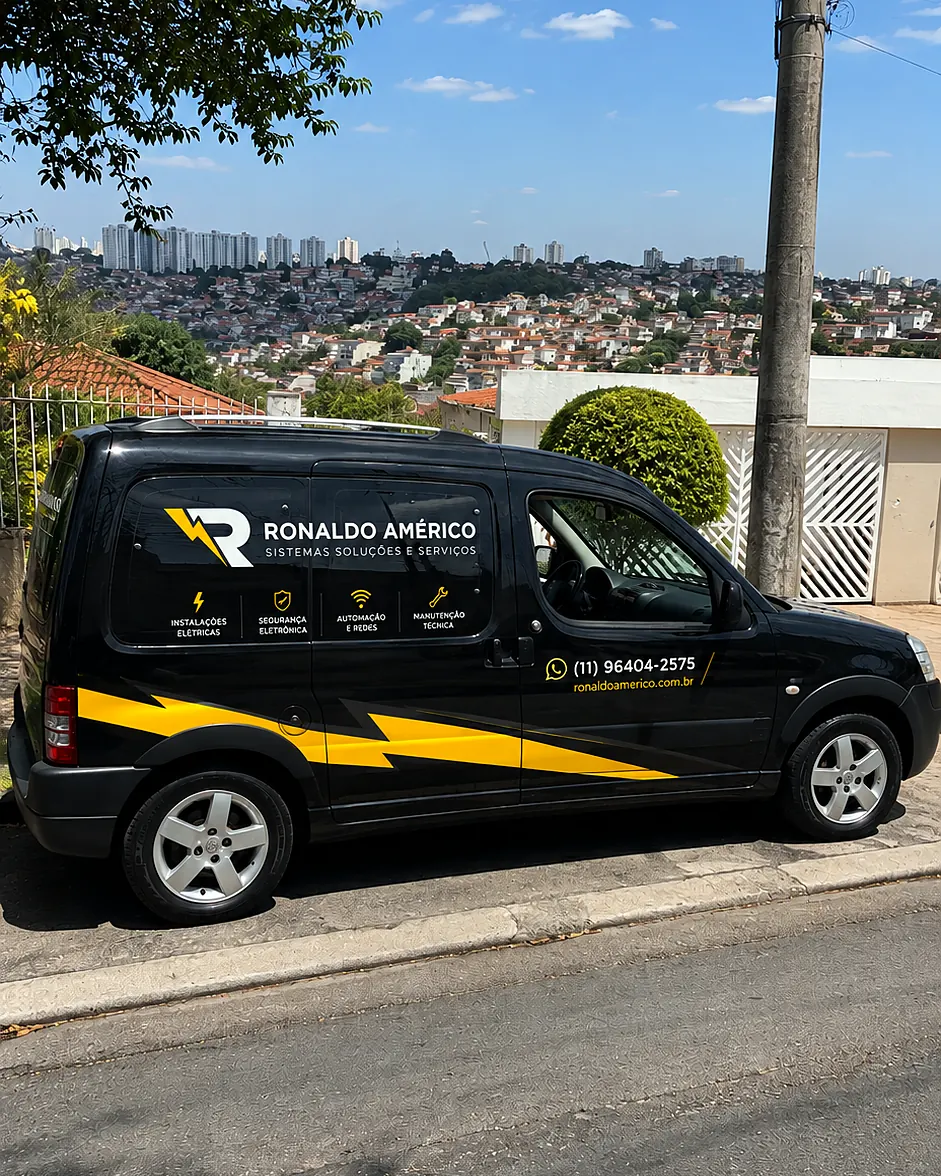 Carro de atendimento com o logotipo Ronaldo Américo