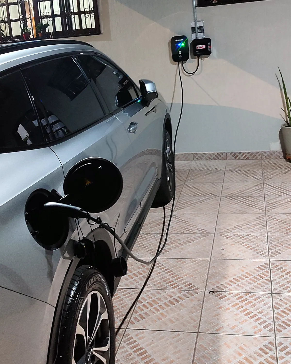 Carro elétrico carregando em wallbox na garagem de casa