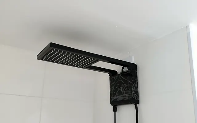 Chuveiro e aquecedor na Zona Norte de SP — Chuveiro elétrico instalado em banheiro com azulejo