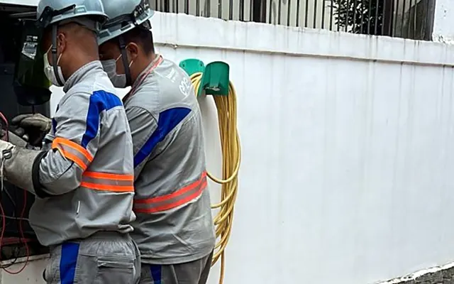 Eletricista em Vila Maria, Zona Norte de SP — Equipe de Ronaldo Américo trabalhando em instalação elétrica em obra na Vila Maria, Zona Norte de São Paulo