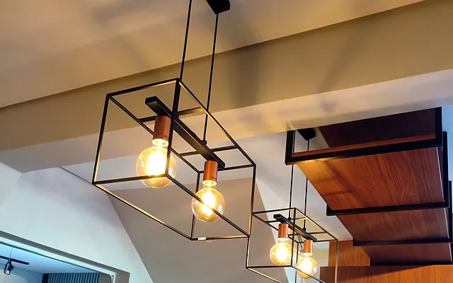 Luz piscando: o que pode ser e quando é perigoso — Iluminação com pendentes instalada em ambiente residencial