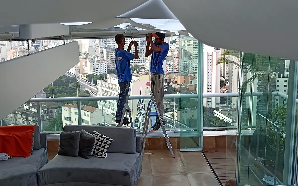 Instalação elétrica em apartamento, com eletricistas trabalhando no forro