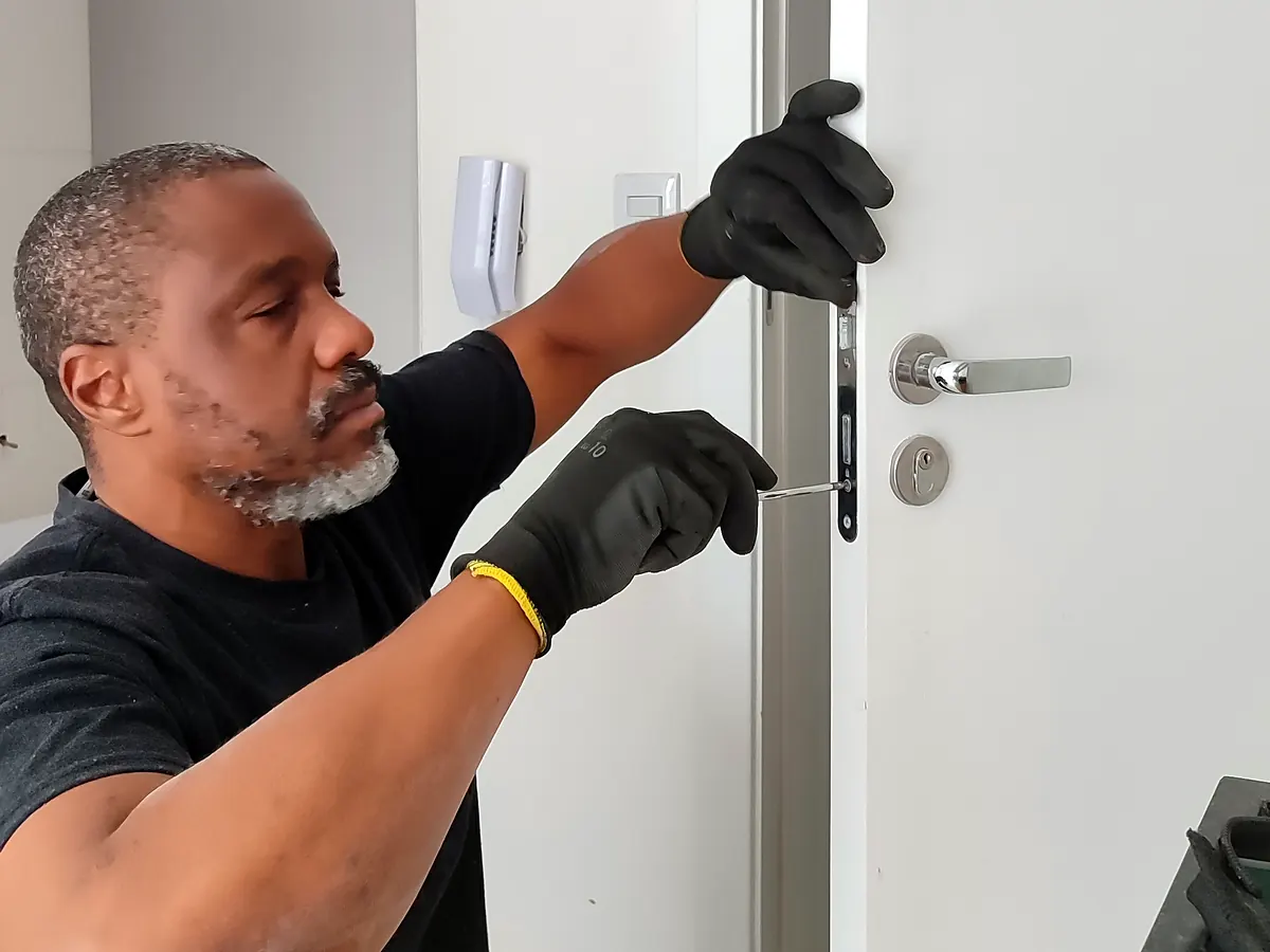 Ronaldo Américo em serviço de manutenção residencial, usando luvas de proteção