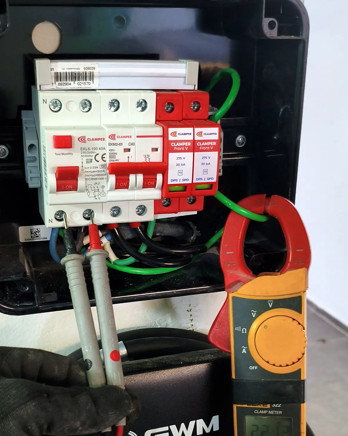 Medição com alicate amperímetro na caixa de proteção do wallbox