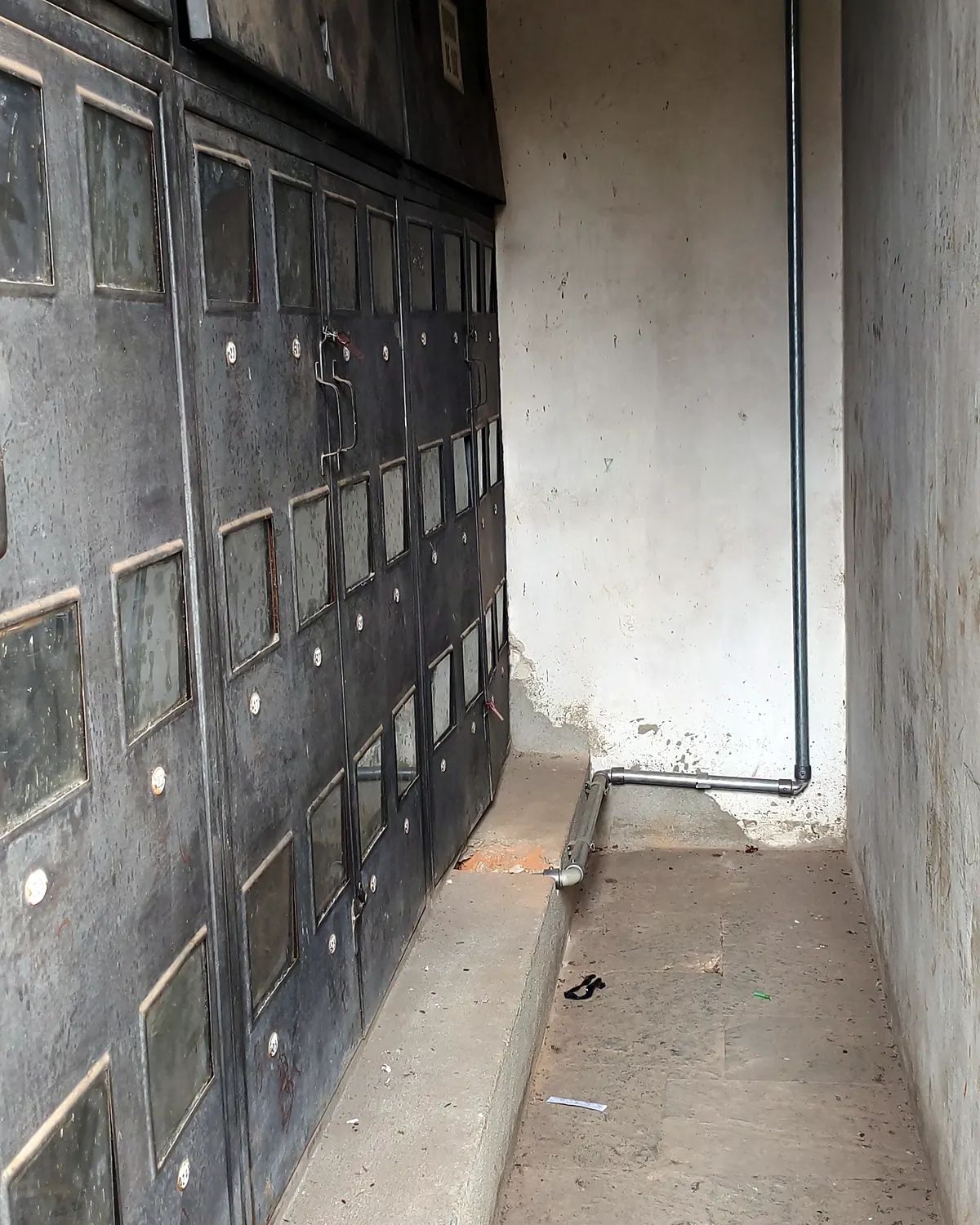 Corredor de medidores do condomínio, de onde sai o circuito do carregador