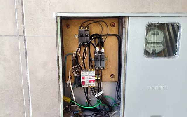 Padrão de entrada Enel: passo a passo, documentos e custos — Padrão de entrada de energia com caixa de medição e disjuntor geral embutidos no muro
