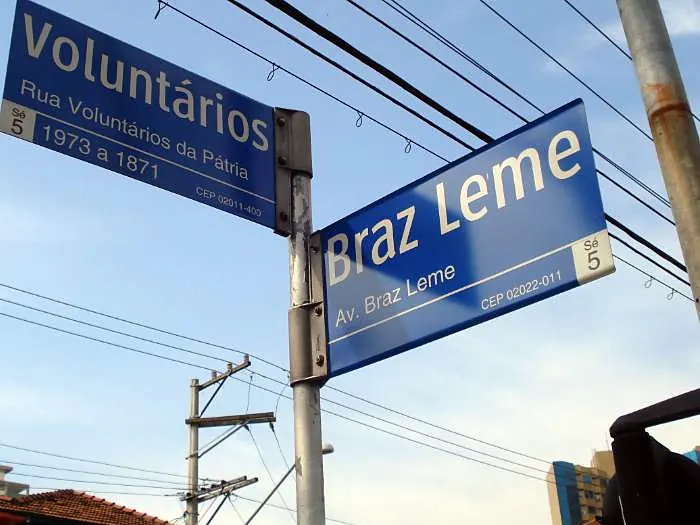 Placas da Rua Voluntários da Pátria e da Av. Braz Leme, em Santana, Zona Norte de São Paulo