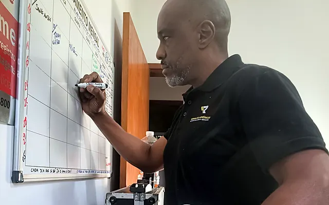 Laudo e inspeção elétrica na Zona Norte de SP — Ronaldo Américo planejando serviço elétrico no quadro branco, com capacete de segurança
