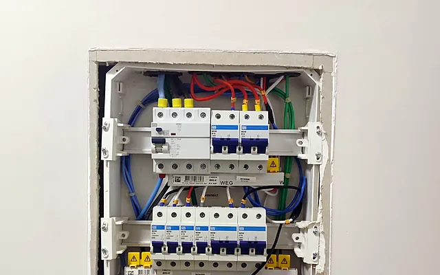 Quadro de disjuntores na Zona Norte de SP — Quadro de distribuição embutido, montado e organizado
