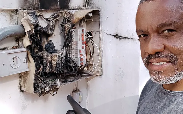 Disjuntor desarmando: causas e o que fazer (guia rápido) — Quadro elétrico com fiação e disjuntores queimados