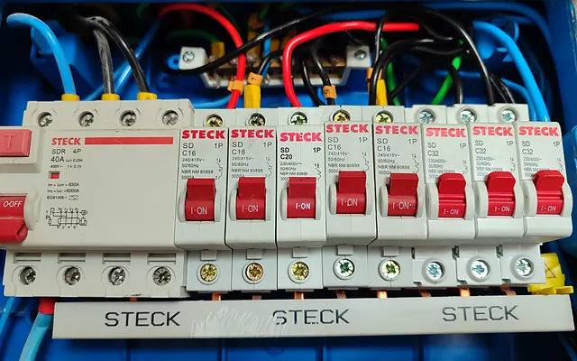 Quadro com disjuntores e DR montado conforme a ABNT NBR 5410
