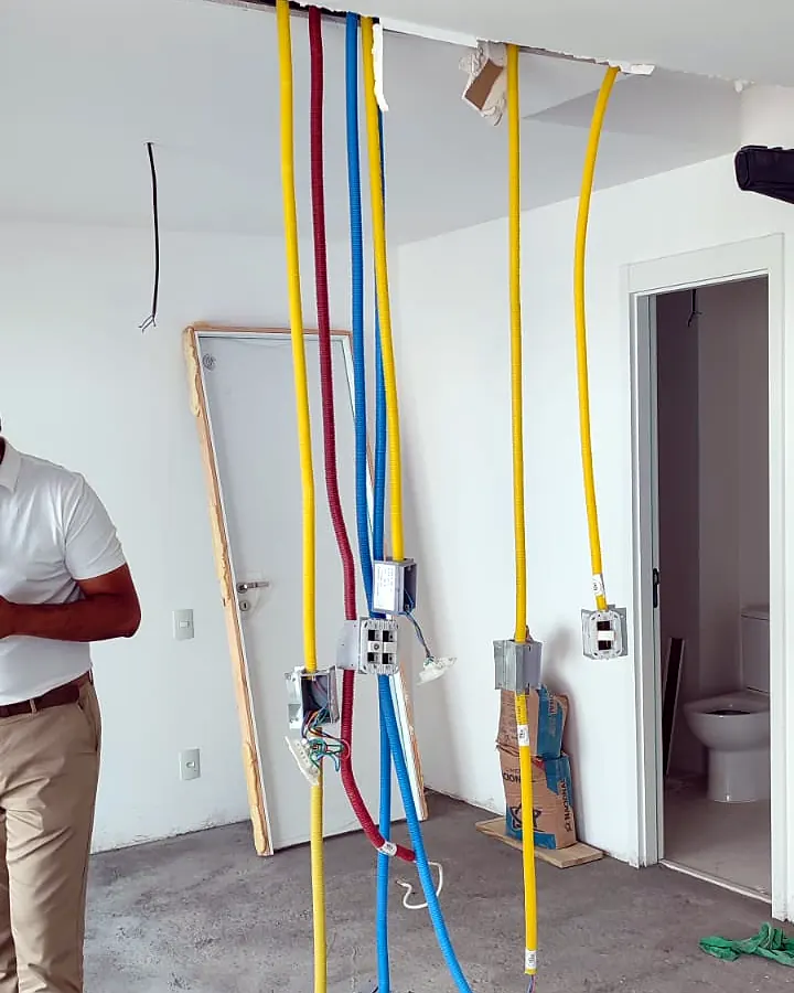 Reforma elétrica de apartamento com fiação nova passando pelos eletrodutos e caixas de tomada