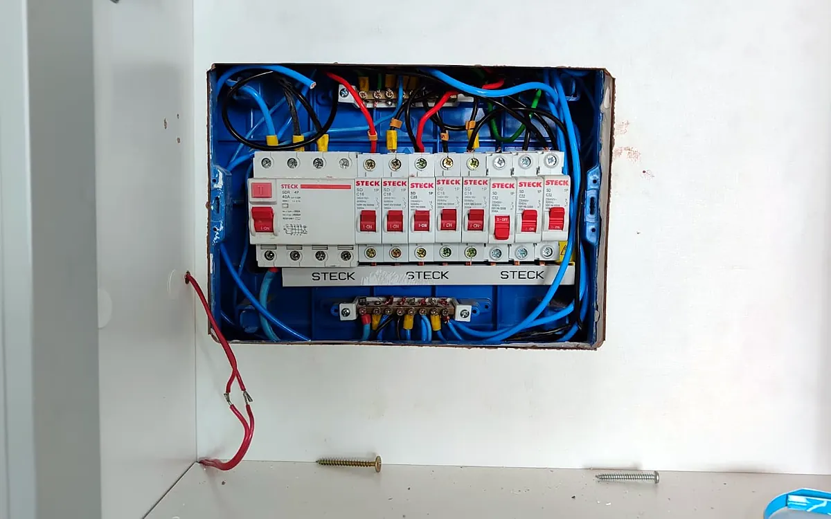 Retrofit de quadro de distribuição com disjuntores e DR novos