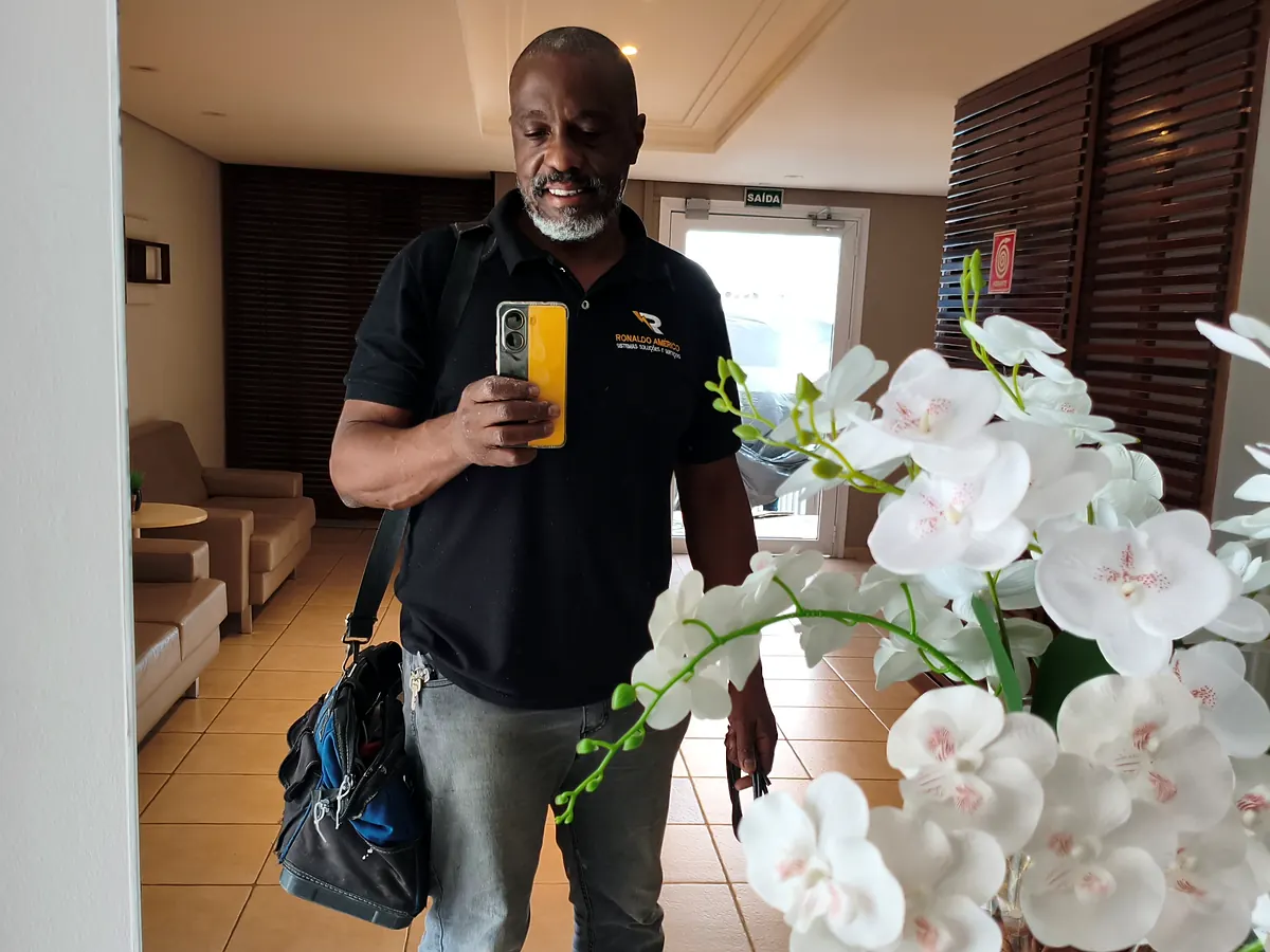 Eletricista Ronaldo Américo chegando para o atendimento com a bolsa de ferramentas