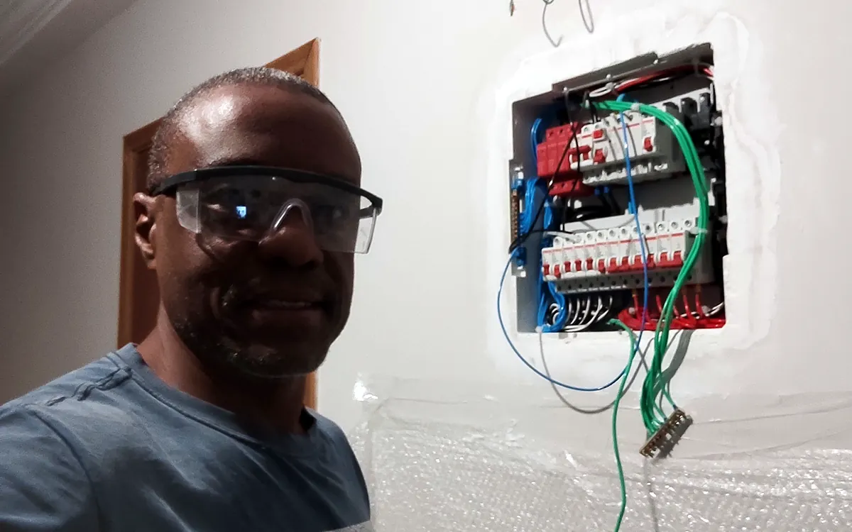 Ronaldo Américo instalando quadro de distribuição novo em reforma de apartamento na Zona Norte