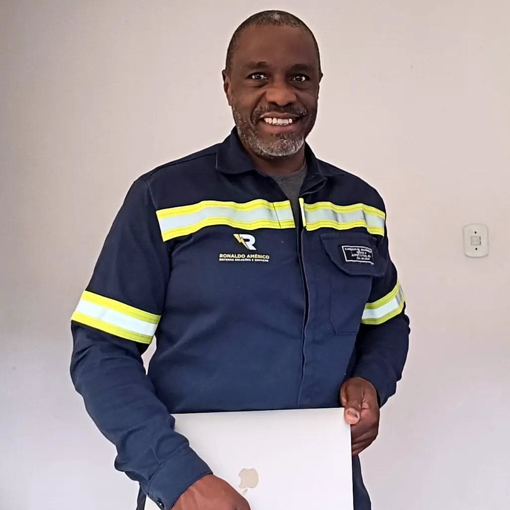 Ronaldo Américo, eletricista e técnico industrial, de uniforme