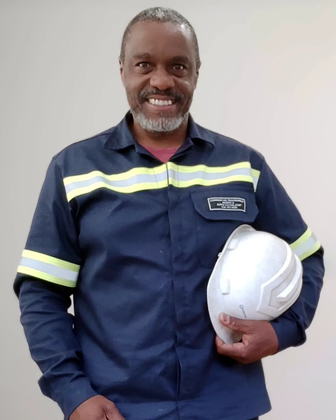 Ronaldo Américo de uniforme com faixas refletivas e capacete de segurança