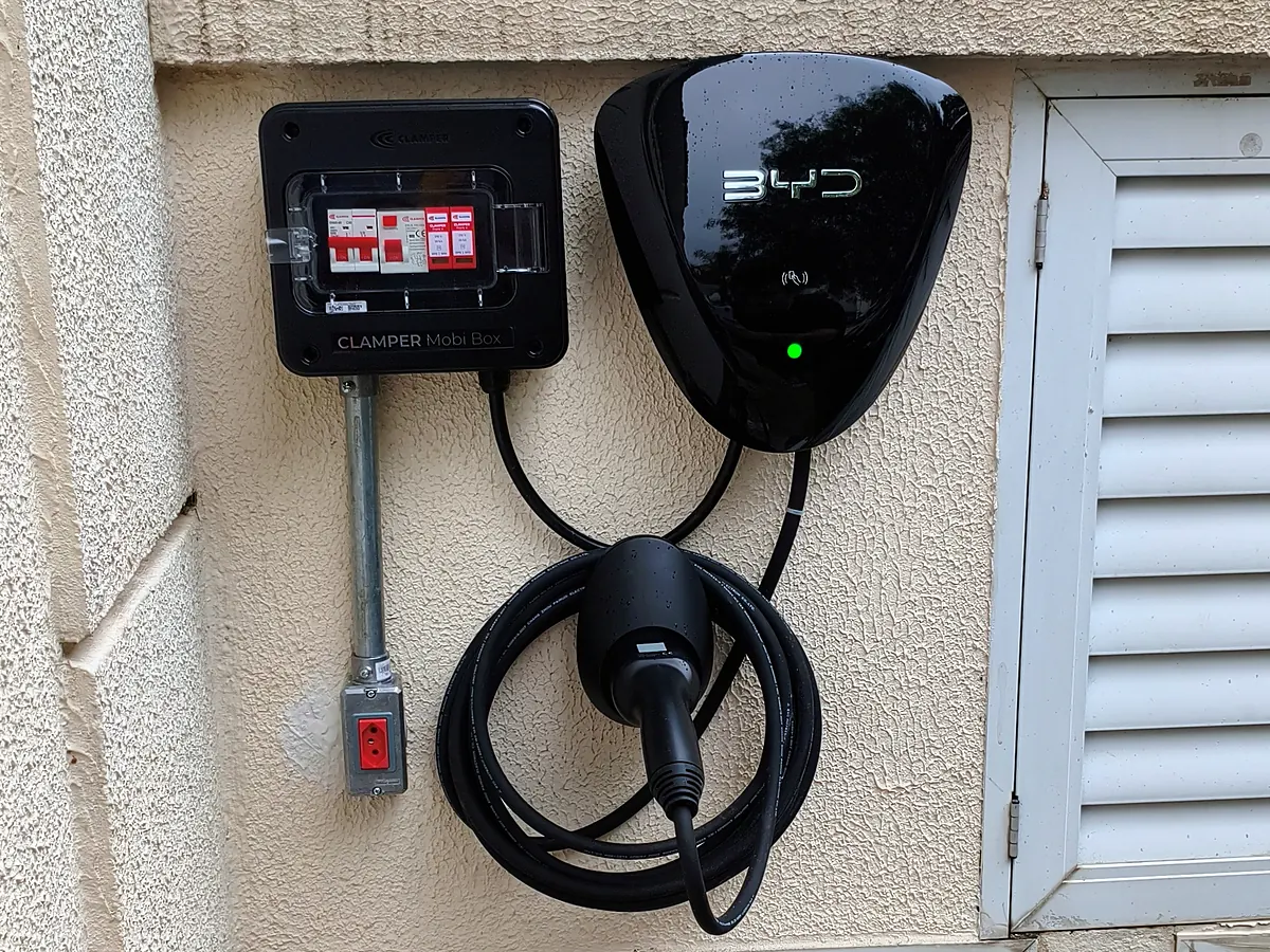 Carregador BYD instalado na parede com caixa de proteção dedicada