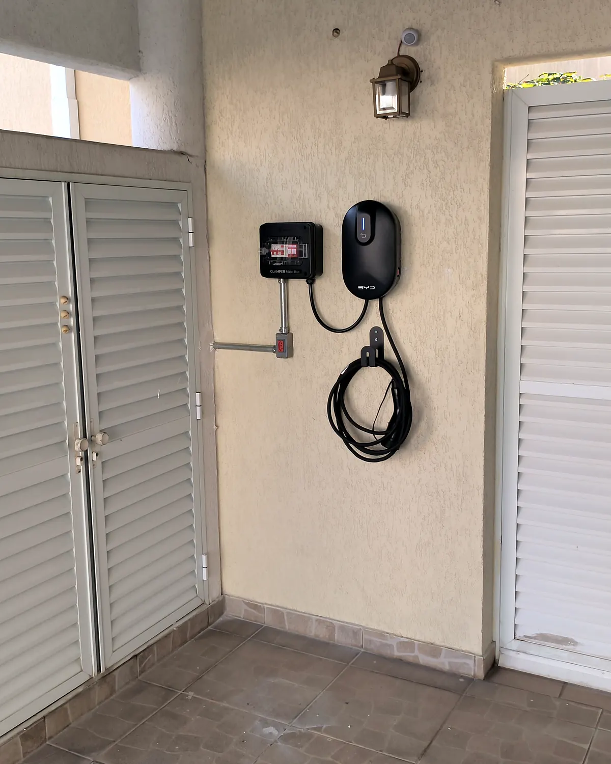 Wallbox e caixa de proteção instalados na garagem de uma casa