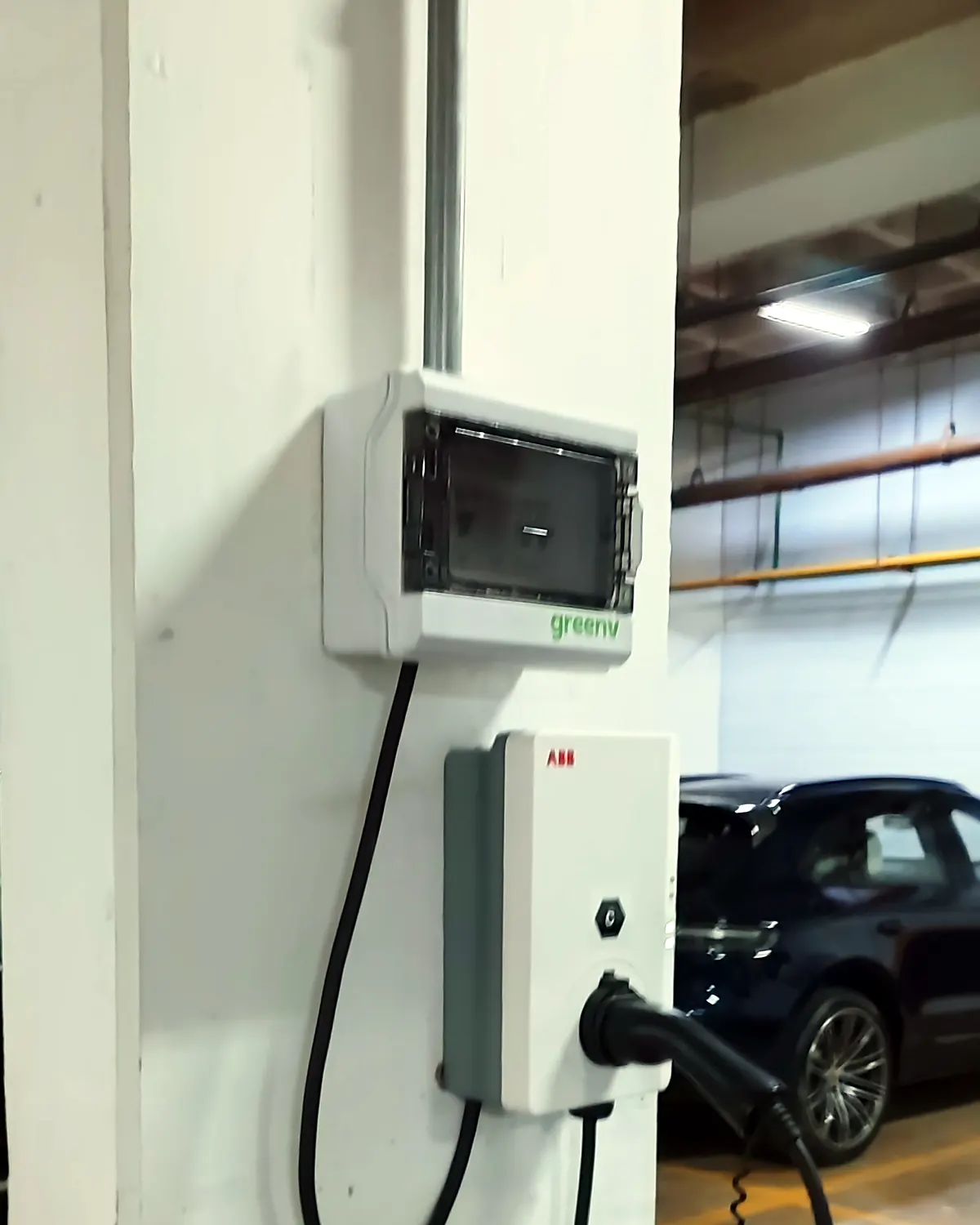 Wallbox instalado em pilar de garagem de condomínio, com caixa de proteção acima
