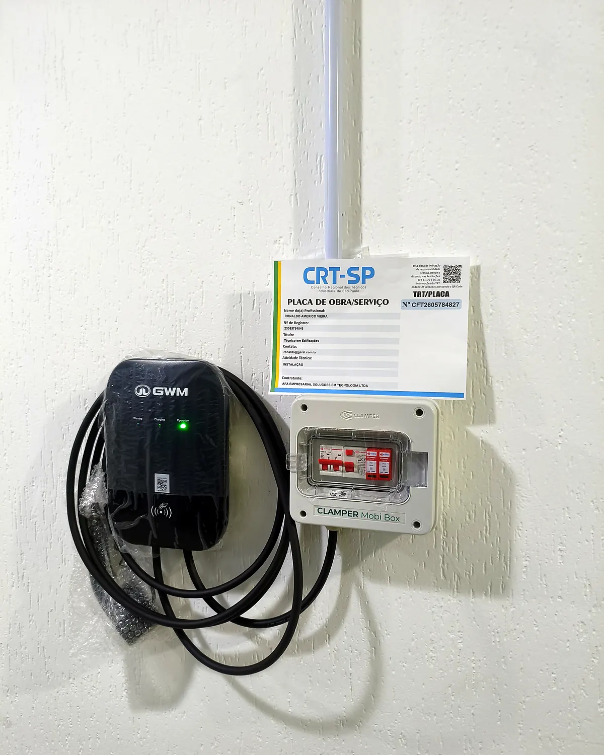 Carregador residencial com caixa de proteção e etiqueta de identificação do circuito